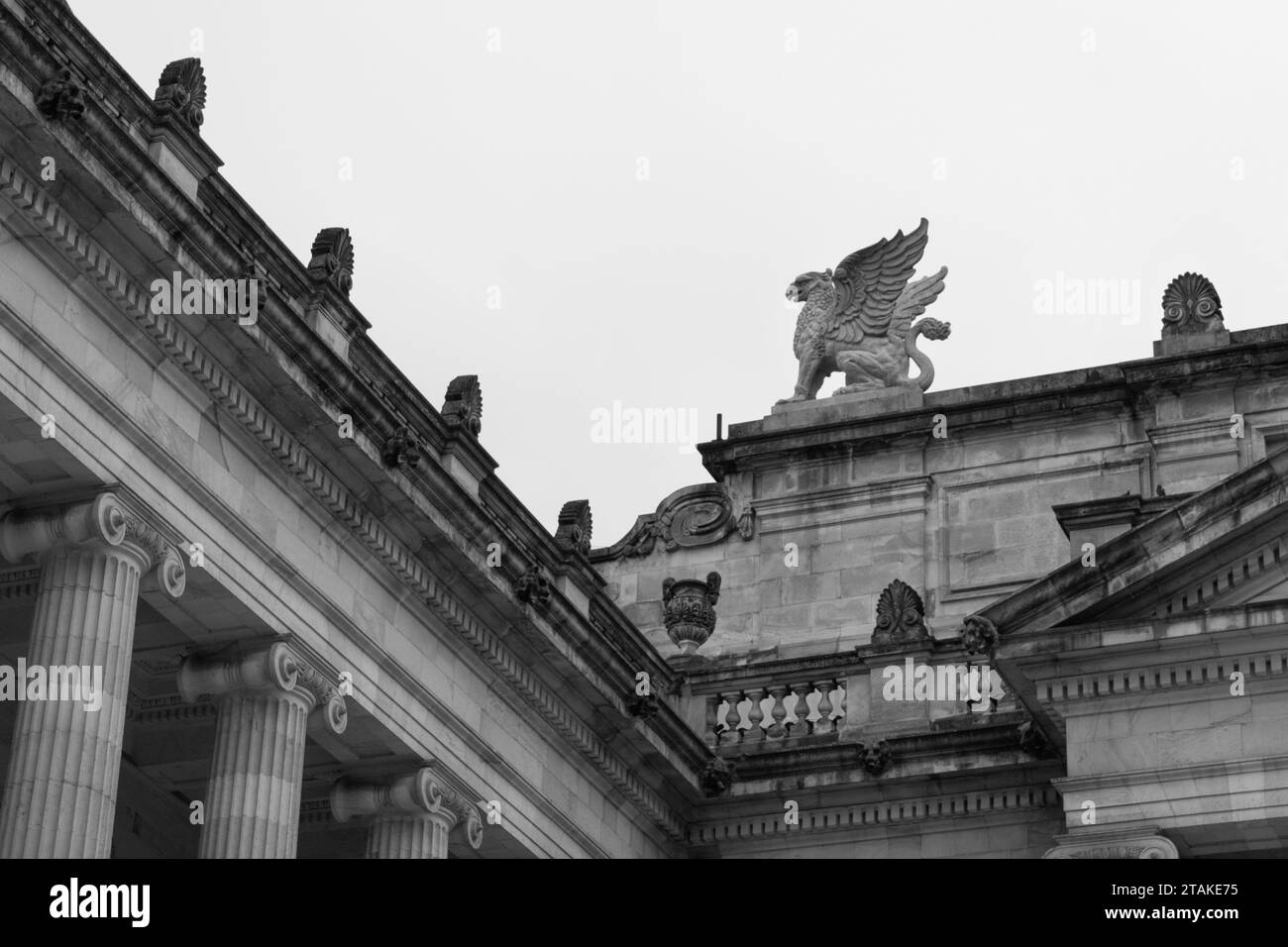 Details eines Gargoyles an der Spitze eines neoklassizistischen Architektur kolumbianischen Kapitolgebäudes Schwarz-weiß-Fotografie Stockfoto