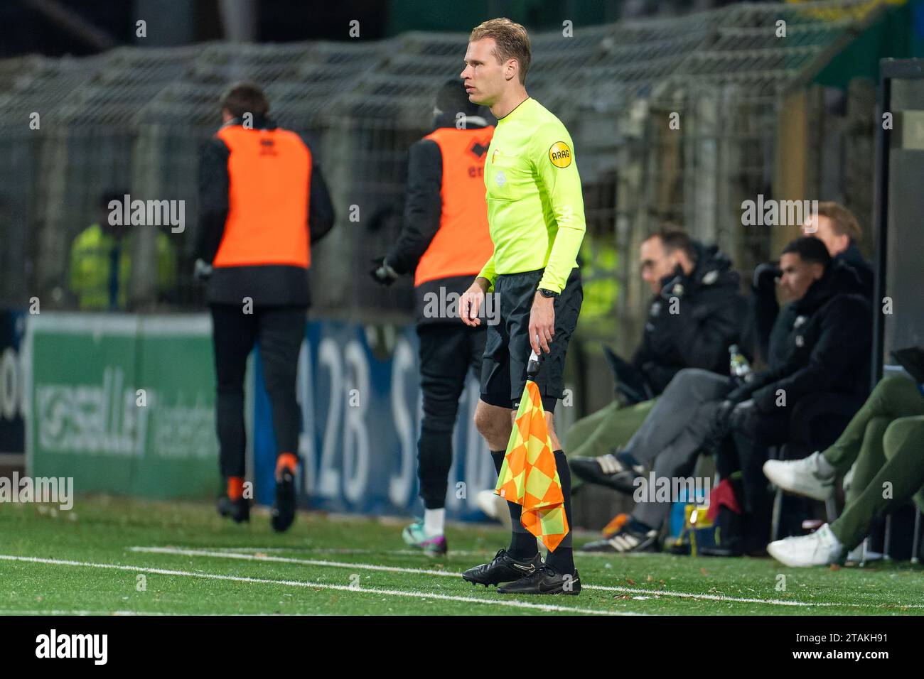 Helmond, Niederlande. Dezember 2023. HELMOND, NIEDERLANDE - 1. DEZEMBER: Stellvertretender Schiedsrichter Sjoerd Nanninga beim niederländischen Keuken Kampioen Divisie Spiel zwischen Helmond Sport und ADO den Haag im GS Staalwerke Stadion am 1. Dezember 2023 in Helmond, Niederlande. (Foto von Joris Verwijst/Orange Pictures) Credit: Orange Pics BV/Alamy Live News Stockfoto