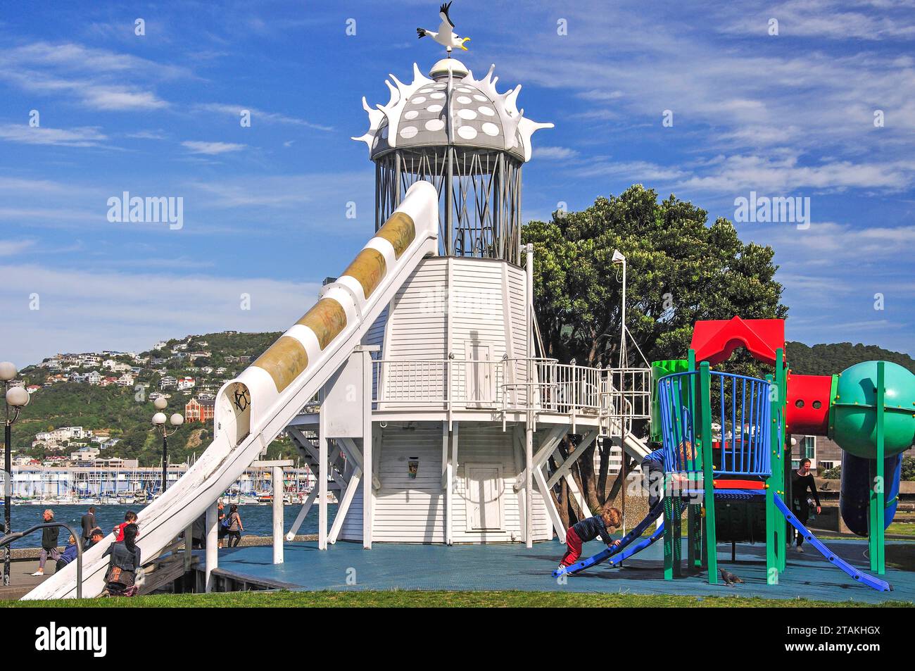 Leuchtturmrutsche am Kinderspielplatz Frank Kitts Park in Wellington Waterfront, Wellington Region, Nordinsel, Neuseeland Stockfoto