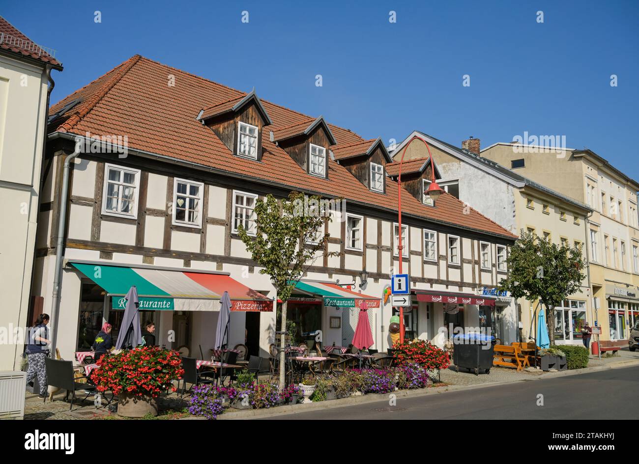 Straßenszene, Altbauten, Rosenstraße, Altstadt, Angermünde, Brandenburg, Deutschland Stockfoto