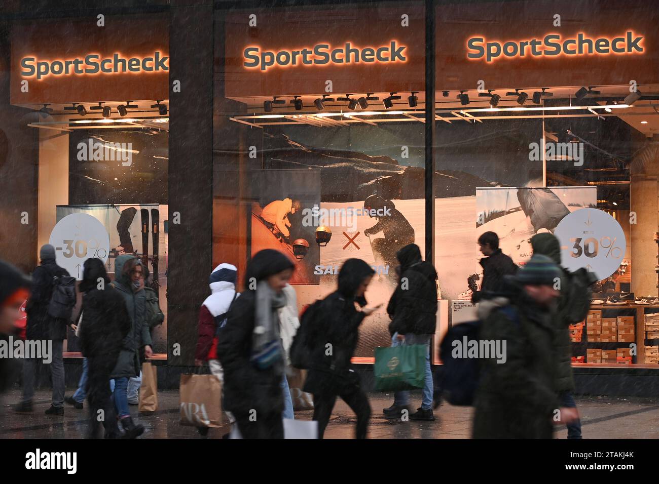 Themenbild Insolvenz der Signa-Holding SportScheck in der Neuhauser ...