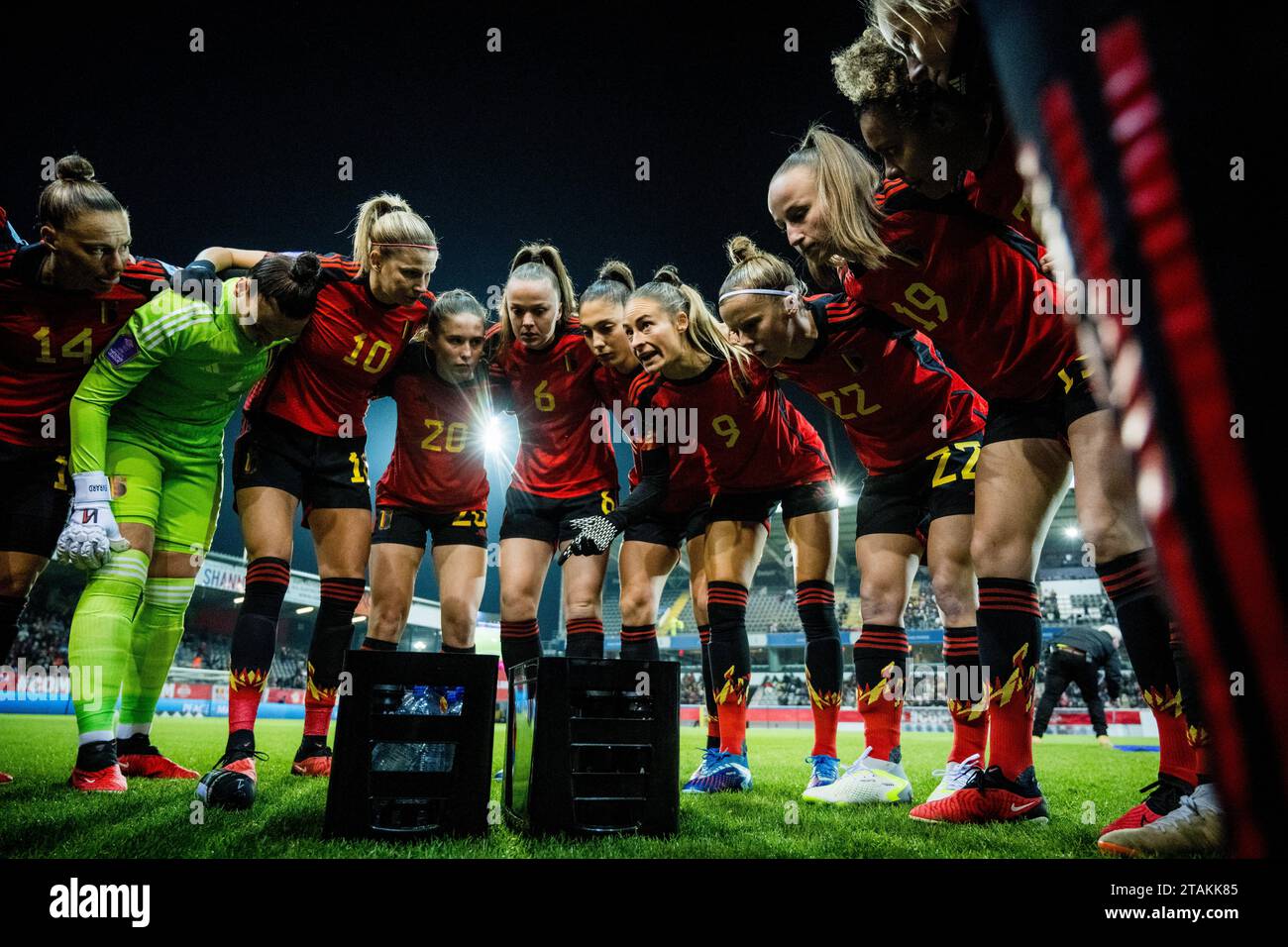 Heverlee, Belgien. Dezember 2023. Belgische Spieler, die 5/6 am Freitag, den 1. Dezember 2023, in Heverlee zu Beginn eines Fußballspiels zwischen der belgischen Frauennationalmannschaft Red Flames und Schottland in der Gruppe A1 der UEFA Women's Nations League 2023-2024 spielten. BELGA FOTO JASPER JACOBS Credit: Belga News Agency/Alamy Live News Stockfoto