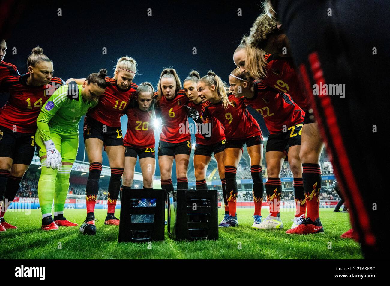 Heverlee, Belgien. Dezember 2023. Belgische Spieler, die 5/6 am Freitag, den 1. Dezember 2023, in Heverlee zu Beginn eines Fußballspiels zwischen der belgischen Frauennationalmannschaft Red Flames und Schottland in der Gruppe A1 der UEFA Women's Nations League 2023-2024 spielten. BELGA FOTO JASPER JACOBS Credit: Belga News Agency/Alamy Live News Stockfoto