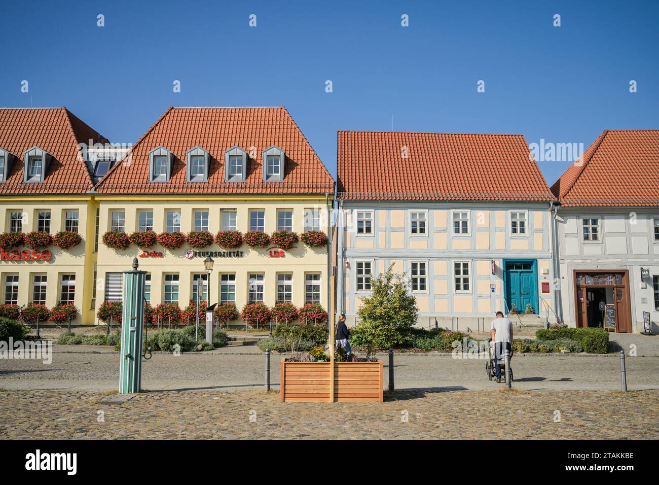 Straßenszene, Altbauten, Hoher Steinweg, Altstadt, Angermünde, Brandenburg, Deutschland Stockfoto