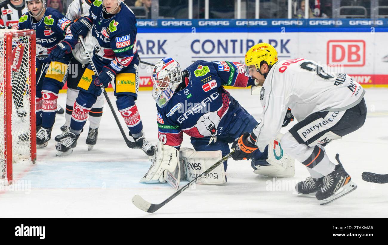 Berlin, Deutschland. Dezember 2023. V.l. Jake Hildebrand (Eisbaeren Berlin, #30), Nathan Burns (Loewen Frankfurt, #08), Zweikampf, Action, Kampf, Penny DEL, Eisbaeren Berlin vs Loewen Frankfurt, in der Mercedes Benz Arena, 23. Spieltag, Saison 2023/2024, 01.12.23, Foto: Eibner-Pressefoto/Uwe Koch Credit: dpa/Alamy Live News Stockfoto