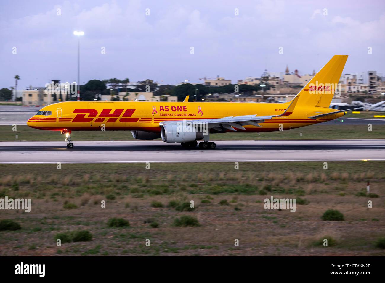 DHL Boeing 757-223(PCF)(WL) (Reg.: OE-LNX) ist gerade erst nach Sonnenuntergang gelandet. Stockfoto