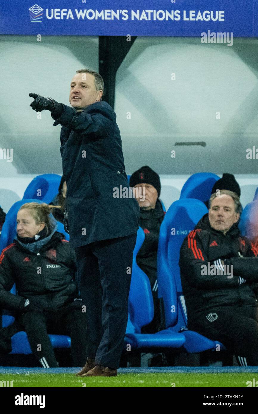 Heverlee, Belgien. Dezember 2023. Der belgische Cheftrainer Ives Serneels reagiert auf ein Fußballspiel zwischen der belgischen Frauennationalmannschaft Red Flames und Schottland, Spiel 5/6 in der Gruppe A1 der UEFA Women's Nations League 2023-2024, am Freitag, den 1. Dezember 2023 in Heverlee. BELGA FOTO JASPER JACOBS Credit: Belga News Agency/Alamy Live News Stockfoto