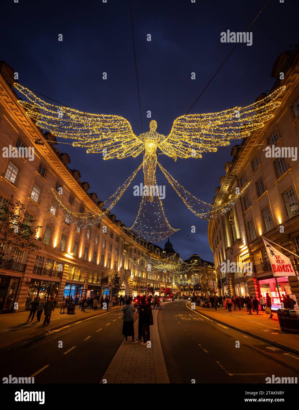 London, Großbritannien - 20. November 2023: Regent Street im Zentrum von London mit Weihnachtsbeleuchtung. Die Leute sind weihnachtlich einkaufen und bewundern die festliche Einrichtung Stockfoto