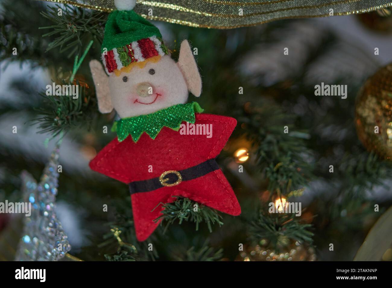 Dekorative Miniatur-Sternelfe in einem weihnachtsbaum. Flache Ladefläche, Kopierraum. Stockfoto