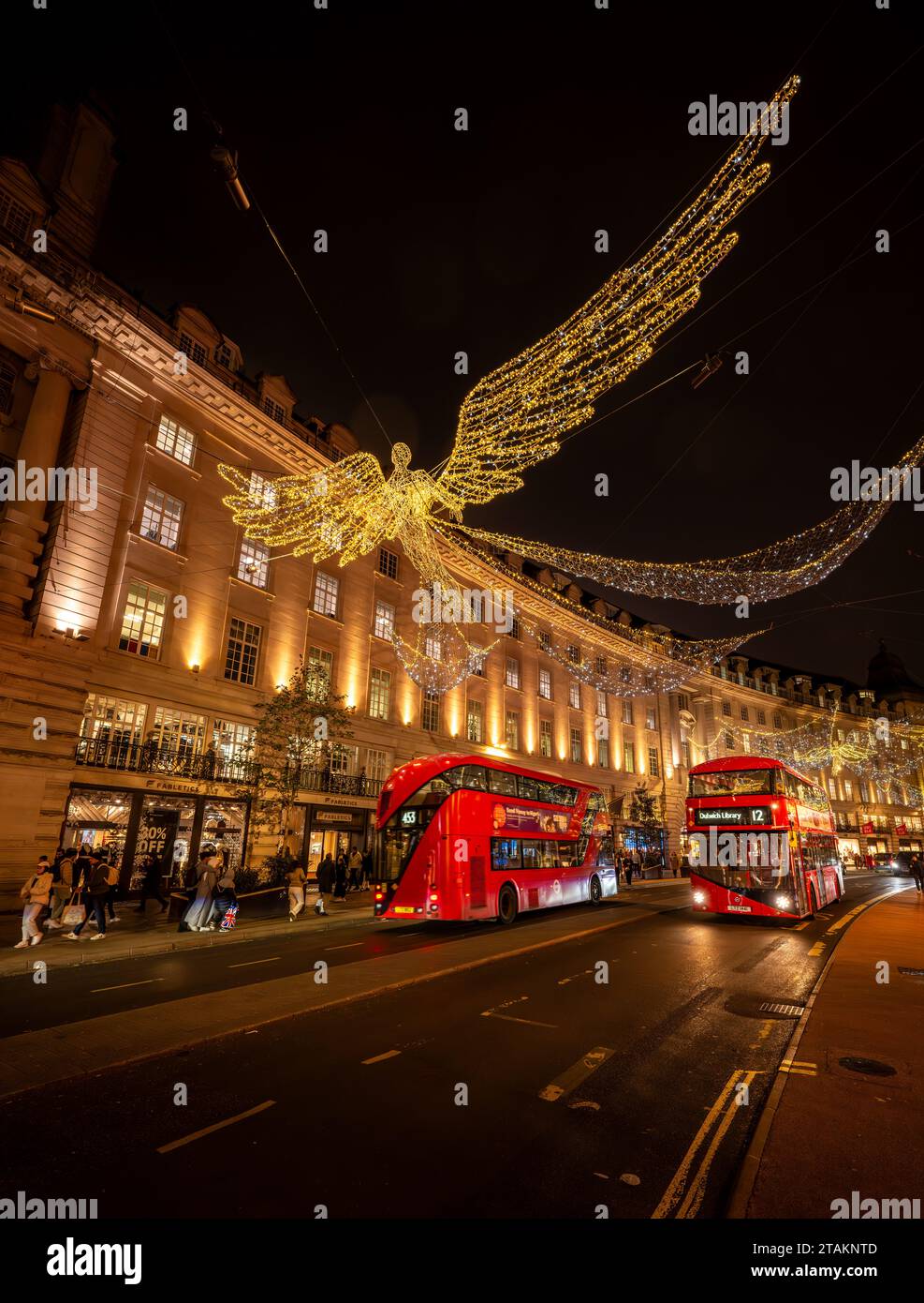 London, Großbritannien - 20. November 2023: Regent Street im Zentrum von London mit zwei roten Bussen und Weihnachtslichtern. Die Leute sind Weihnachtseinkäufe. Stockfoto