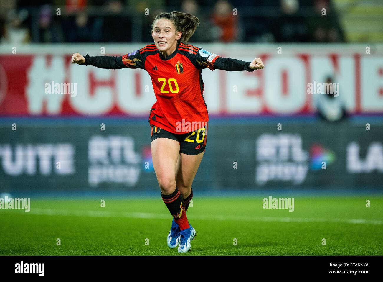 Heverlee, Belgien. Dezember 2023. Marie Detruyer feiert, nachdem sie bei einem Fußballspiel zwischen der belgischen Frauennationalmannschaft der Red Flames und Schottland 5/6 am Freitag, dem 1. Dezember 2023, in der Gruppe A1 des UEFA Women's Nations League-Wettbewerbs 2023-2024 in Heverlee ein Tor erzielte. BELGA FOTO JASPER JACOBS Credit: Belga News Agency/Alamy Live News Stockfoto