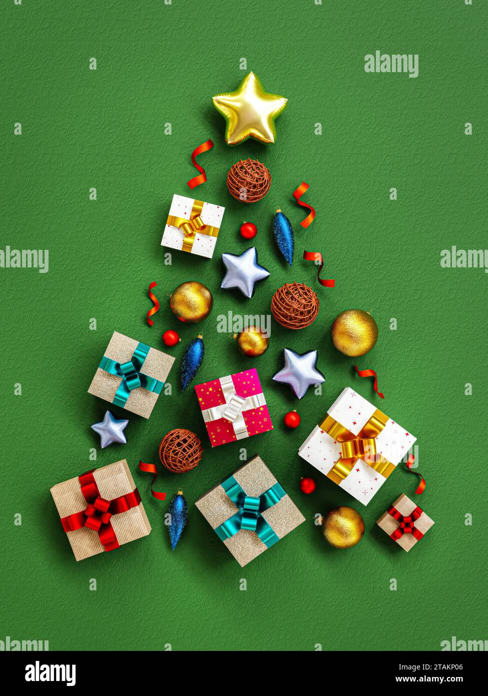 3D-Darstellung des Weihnachtsbaums aus Geschenken und weihnachtsdekorationen auf grünem Hintergrund Stockfoto