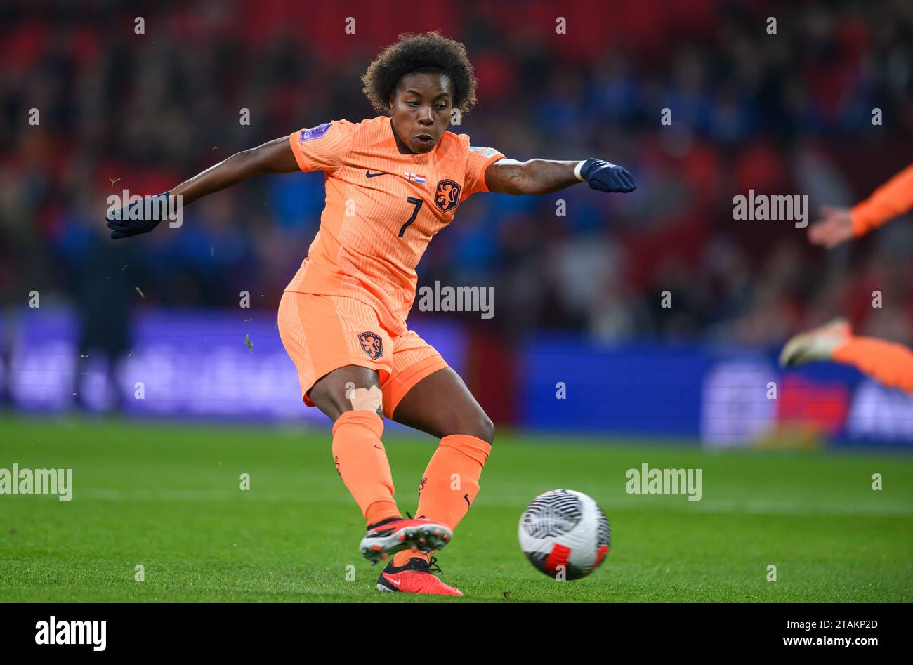 Dezember 2023 - England gegen Niederlande - UEFA Womens Nations League - Wembley Stadium. Lineth Beerensteyn schießt für die Nethelands. 0-1. Bild : Mark Pain / Alamy Live News Stockfoto