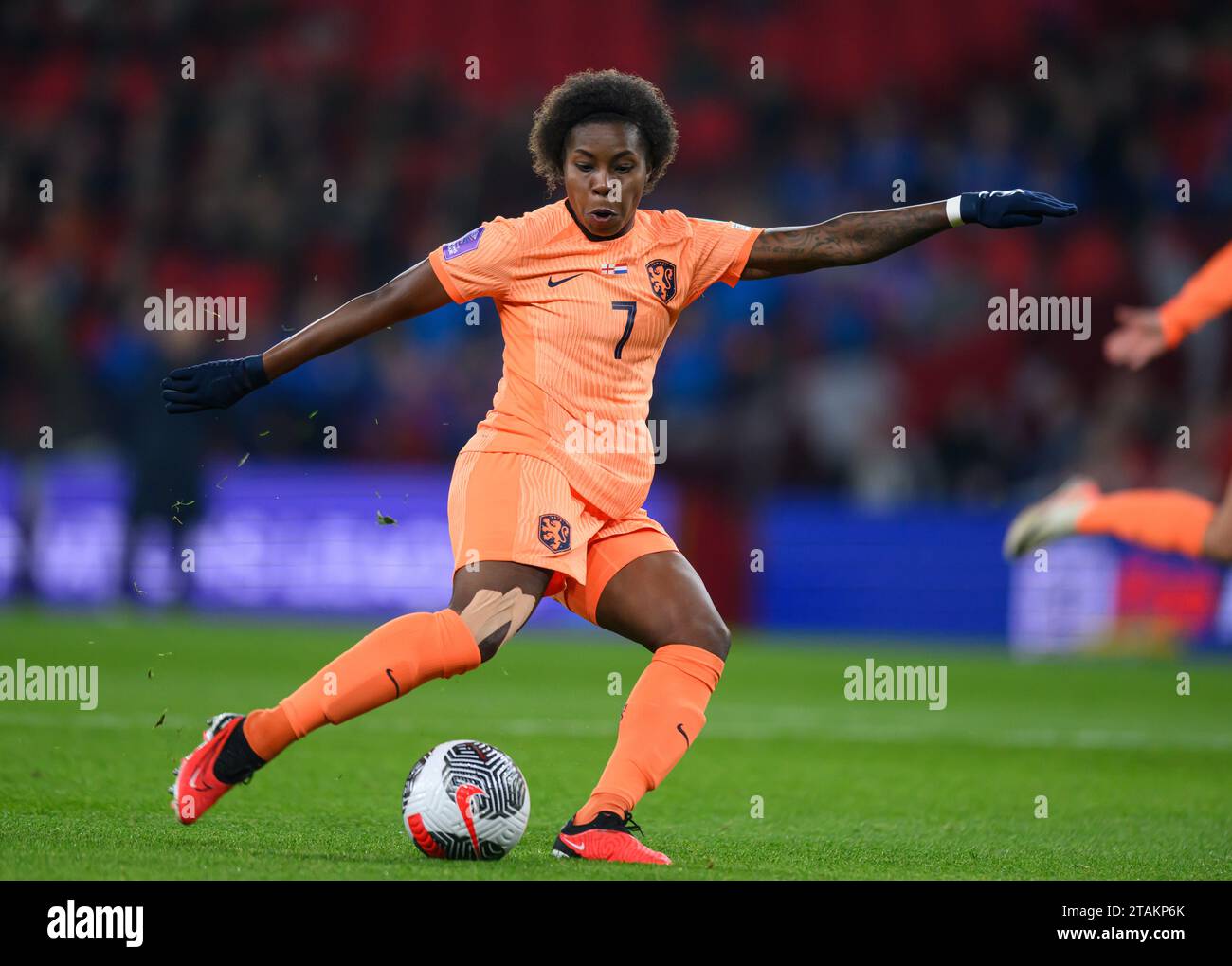 Dezember 2023 - England gegen Niederlande - UEFA Womens Nations League - Wembley Stadium. Lineth Beerensteyn schießt für die Nethelands. 0-1. Bild : Mark Pain / Alamy Live News Stockfoto