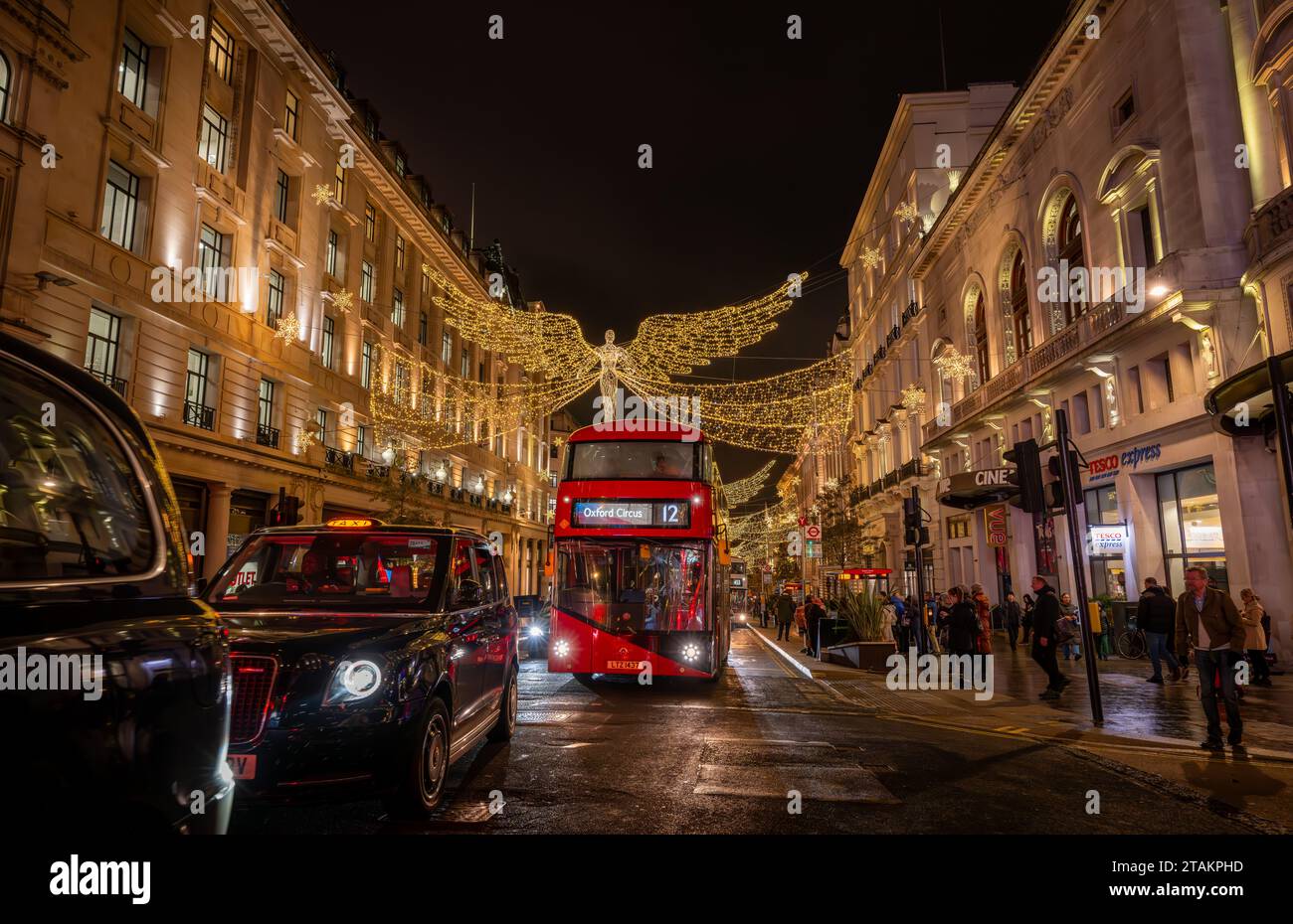 London, Großbritannien - 20. November 2023: Regent Street St James's im Zentrum von London mit Weihnachtslichtern. Vom Piccadilly Circus aus gesehen mit Menschen und Verkehr. Stockfoto