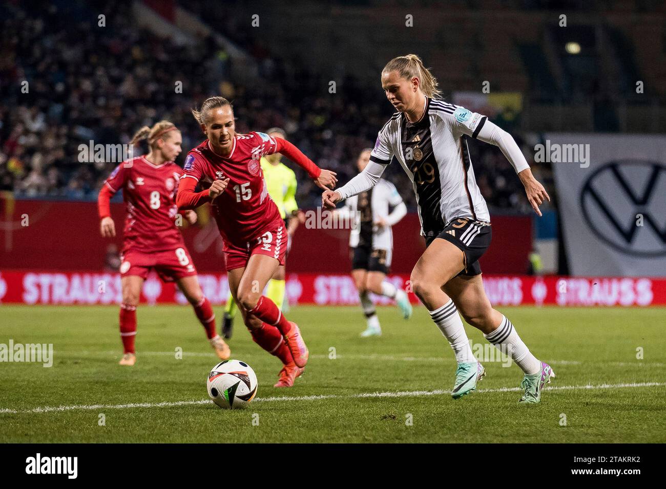 Rostock, Deutschland. Dezember 2023. ZWEIKAMPF Frederikke Thogersen (D?nemark, #15), Klara B?hl (Deutschland, #19) UEFA Women?s Nations League, Deutschland - D?nemark, Rostock, Ostseestadion am 1.12.2023 Credit: dpa/Alamy Live News Stockfoto