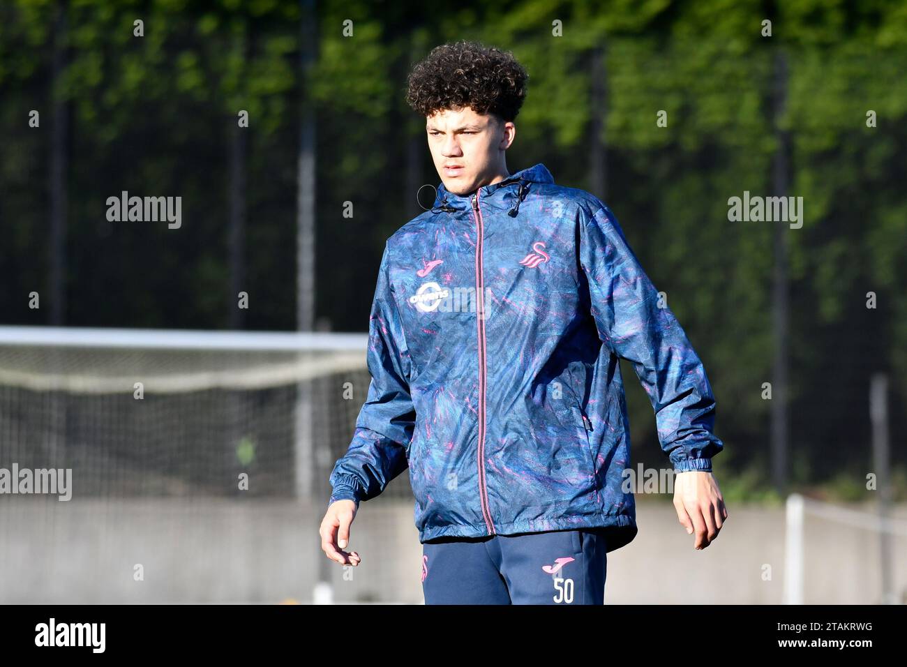 Swansea, Wales. 1. Dezember 2023. Filip Lissah aus Swansea City während des Vorspiels vor dem U21-Spiel der Professional Development League zwischen Swansea City und Colchester United am 1. Dezember 2023 in der Swansea City Academy in Swansea, Wales, Großbritannien. Quelle: Duncan Thomas/Majestic Media/Alamy Live News. Stockfoto