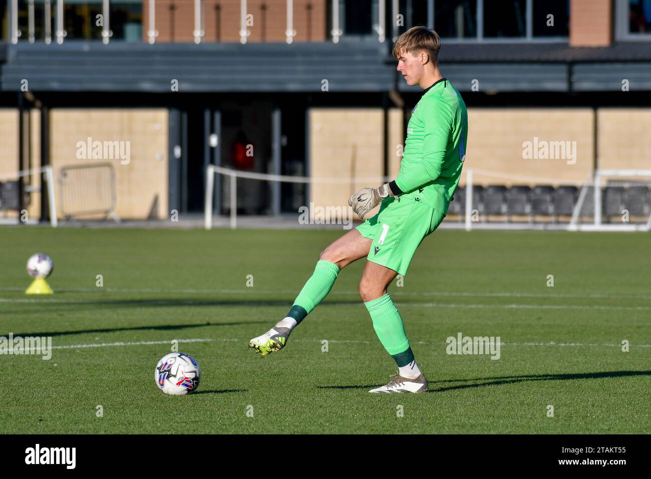 Swansea, Wales. 1. Dezember 2023. Torhüter Harrison Chamberlain von Colchester United übergibt den Ball während des U21 Professional Development League-Spiels zwischen Swansea City und Colchester United am 1. Dezember 2023 in der Swansea City Academy in Swansea, Wales, Großbritannien. Quelle: Duncan Thomas/Majestic Media/Alamy Live News. Stockfoto