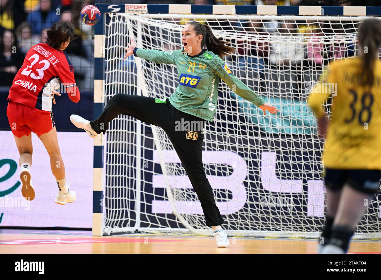 Chinas Hongyan Zhuang (23) und Schwedens Torhüterin Evelina Eriksson (21) während des freitags-Spiels in der Eröffnungsrunde der Handball-Weltmeisterschaft Gruppe A zwischen Schweden und China in Skandinavien, Göteborg, Schweden. Dezember 2023. Foto: Björn Larsson Rosvall / TT / Code 9200 Stockfoto