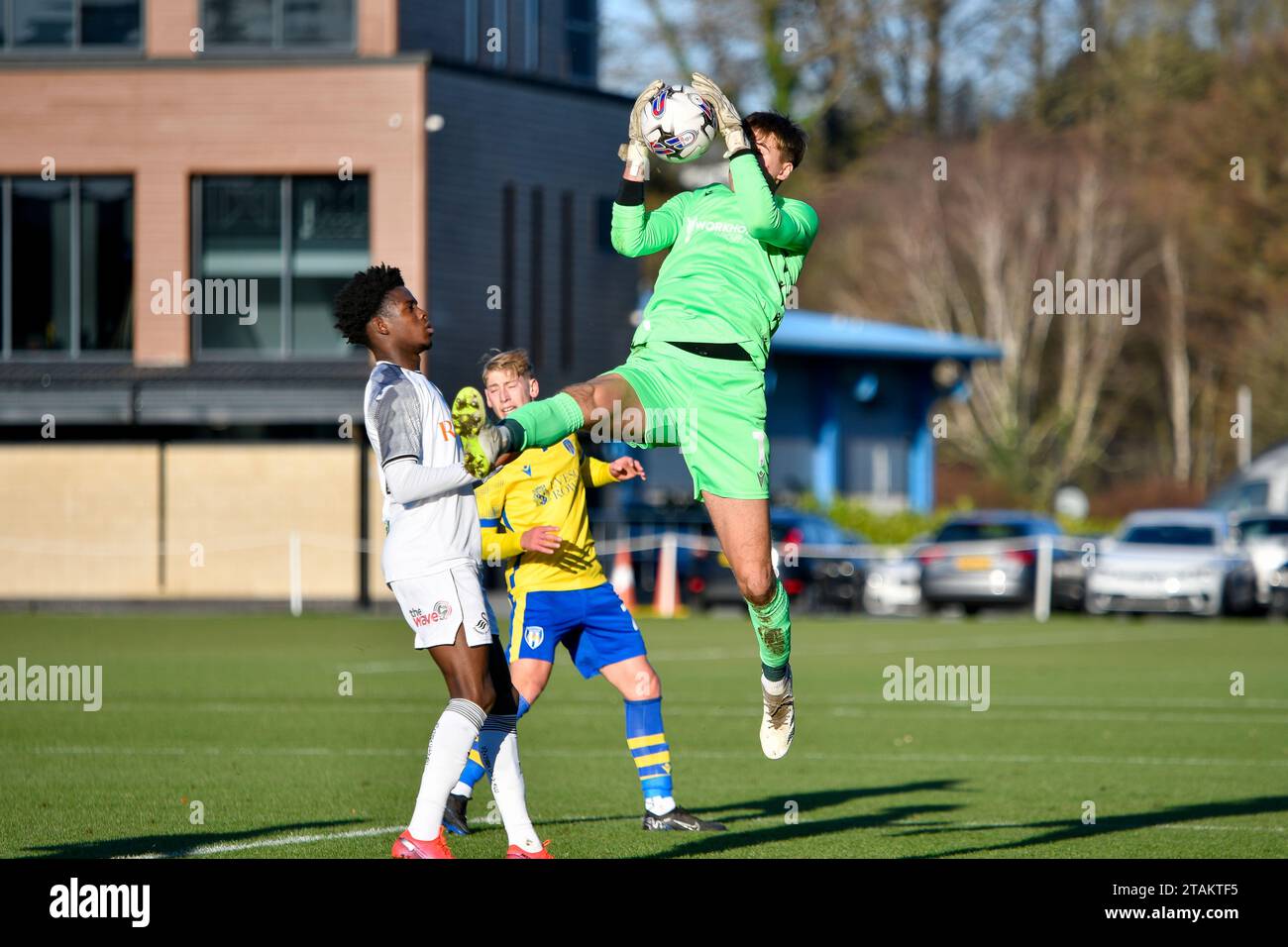 Swansea, Wales. 1. Dezember 2023. Torhüter Harrison Chamberlain von Colchester United fängt den Ball während des U21 Professional Development League-Spiels zwischen Swansea City und Colchester United an der Swansea City Academy in Swansea, Wales, Großbritannien am 1. Dezember 2023. Quelle: Duncan Thomas/Majestic Media/Alamy Live News. Stockfoto