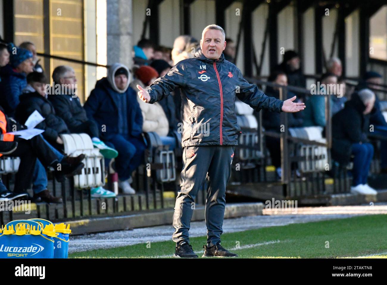 Swansea, Wales. 1. Dezember 2023. Anthony Wright Head Coach of Swansea City Under 21 beschwert sich beim Schiedsrichter während des U21 Professional Development League-Spiels zwischen Swansea City und Colchester United am 1. Dezember 2023 an der Swansea City Academy in Swansea, Wales. Quelle: Duncan Thomas/Majestic Media/Alamy Live News. Stockfoto