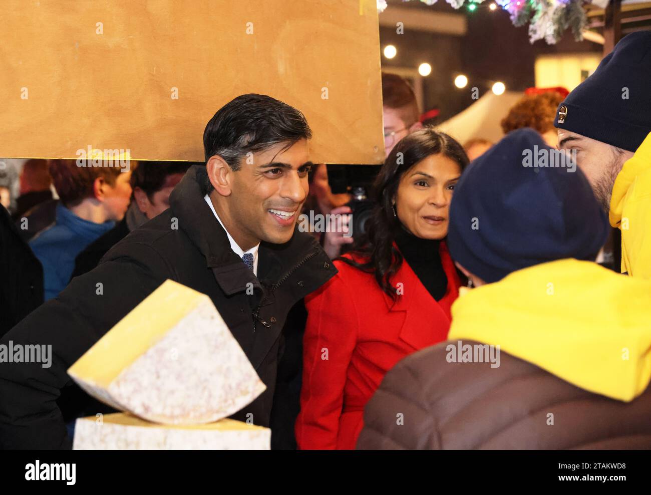 Premierminister Rishi Sunak und Akshata Murty schlendern durch die Stände auf dem Downing Street Festive Marketplace 2023 in London, Großbritannien Stockfoto