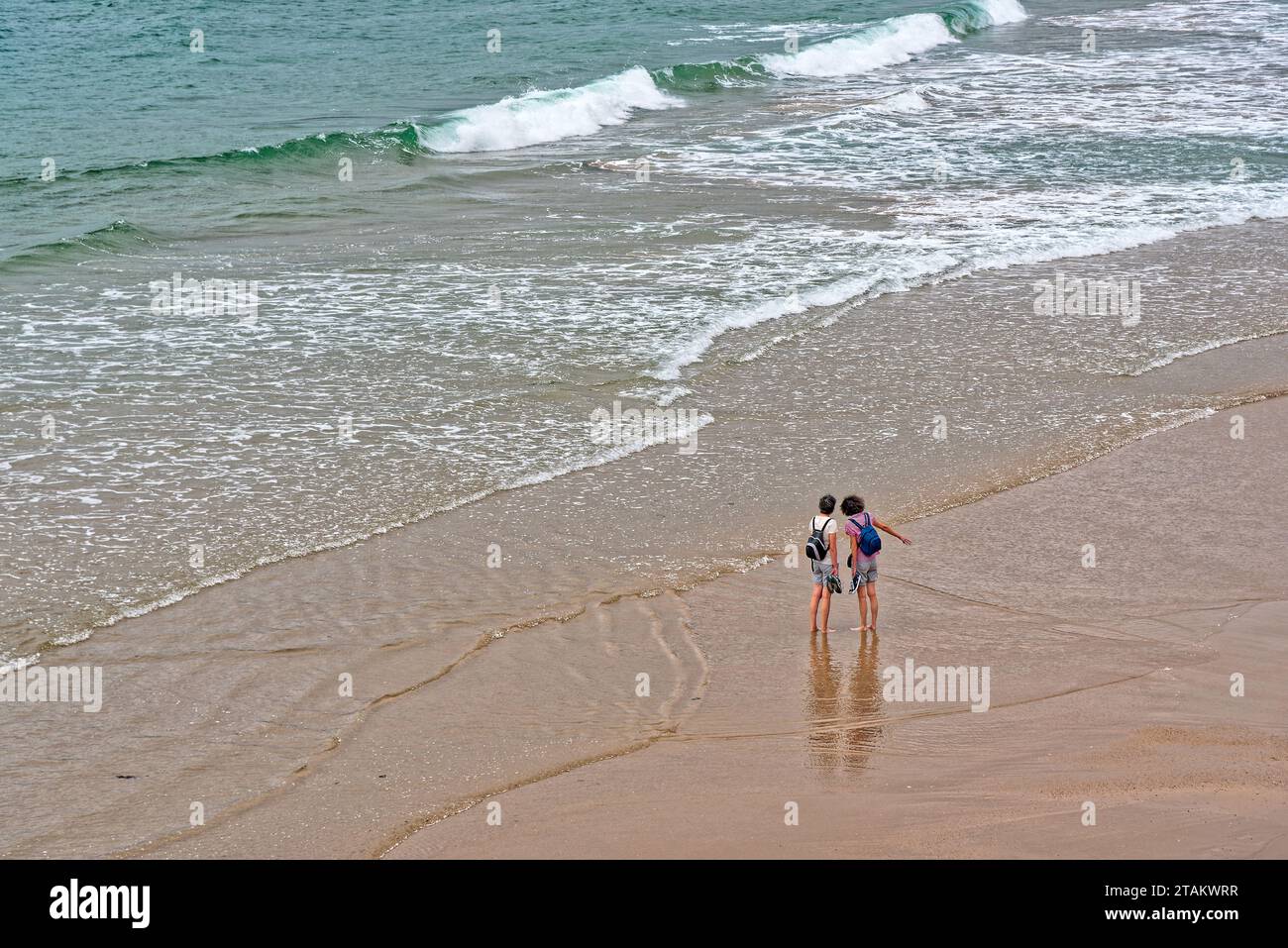 la plage de biarritz au Pays baskenland en ete apres la pluie avec quelques Vacanciers et Surfers Stockfoto