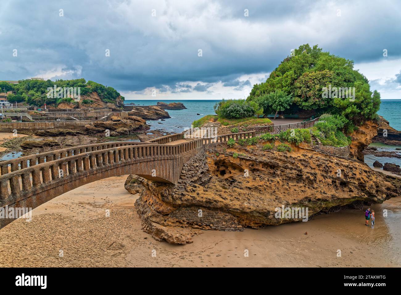 la plage de biarritz au Pays baskenland en ete apres la pluie avec quelqus Vacanciers et Surfers Stockfoto