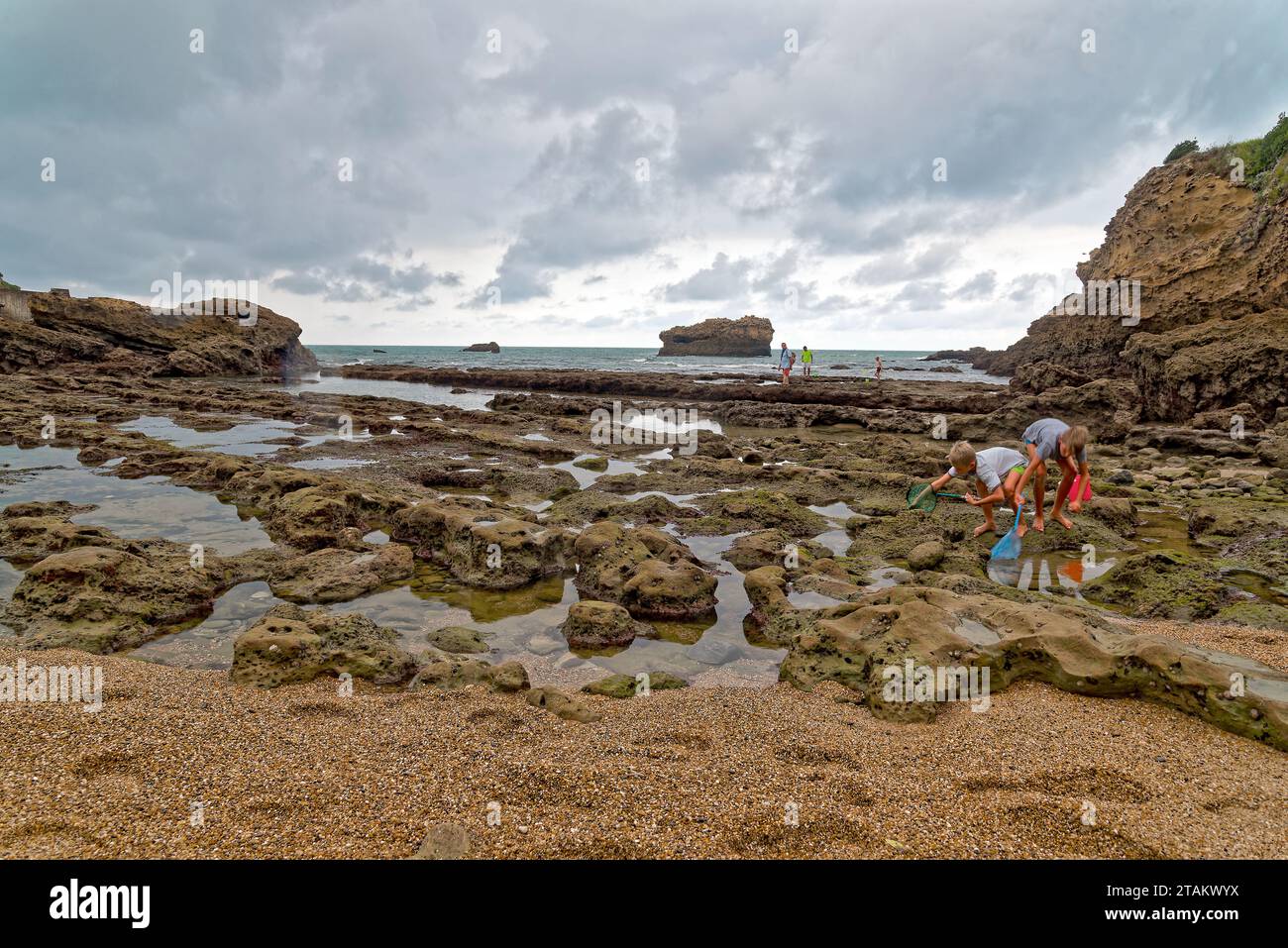 la plage de biarritz au Pays baskenland en ete apres la pluie avec quelques Vacanciers et Surfers Stockfoto