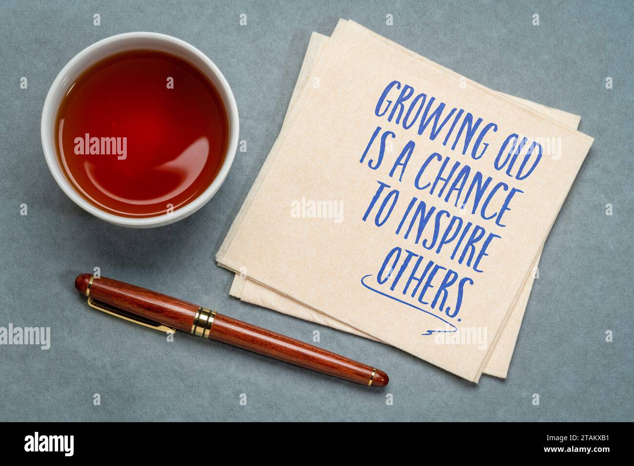 Alt werden ist eine Chance, andere zu inspirieren – inspirierende Notiz zu Servietten, Altern und persönlichem Entwicklungskonzept Stockfoto