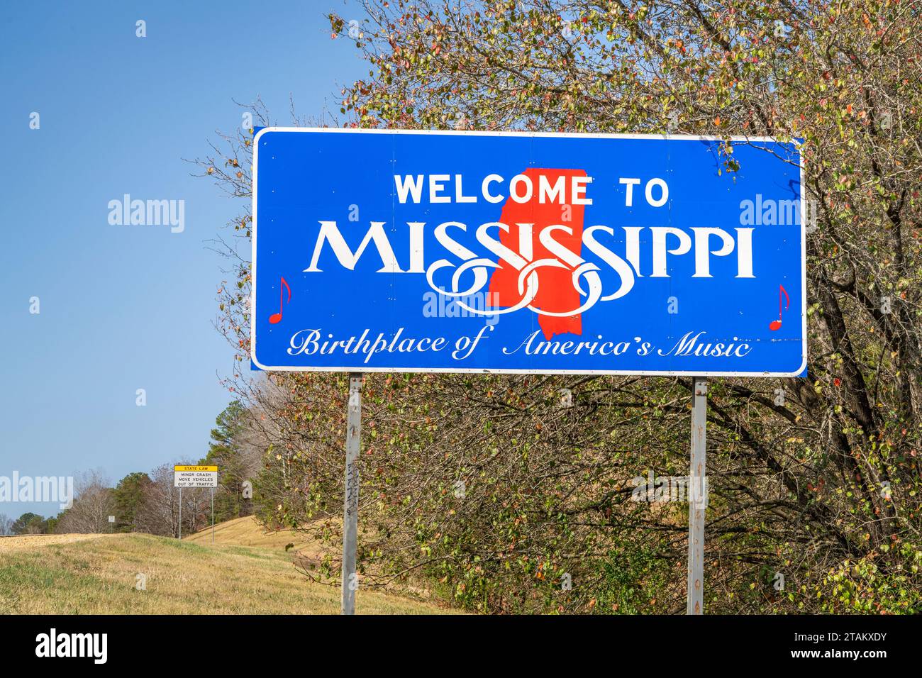 Willkommen in Mississippi, Geburtsort der amerikanischen Musik - Straßenschild an der Staatsgrenze zu Alabama in der Landschaft des späten Herbstes Stockfoto