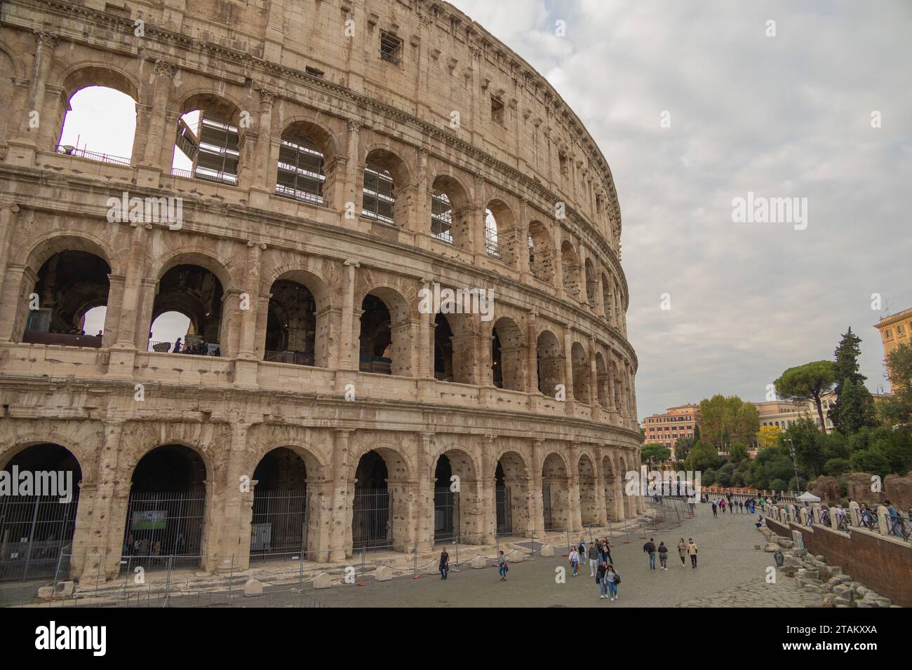 Nahaufnahme des Kolosseums in Rom, Italien, mit Touristen, die herumlaufen. Das italienische Kolosseo ist ein ovales Amphitheater im Zentrum der Stadt R Stockfoto