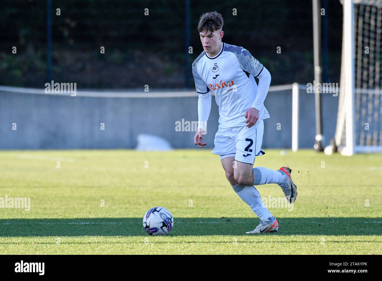 Swansea, Wales. 1. Dezember 2023. Sam Parker von Swansea City im Einsatz während des U21-Spiels zwischen Swansea City und Colchester United in der Swansea City Academy in Swansea, Wales, Großbritannien am 1. Dezember 2023. Quelle: Duncan Thomas/Majestic Media/Alamy Live News. Stockfoto