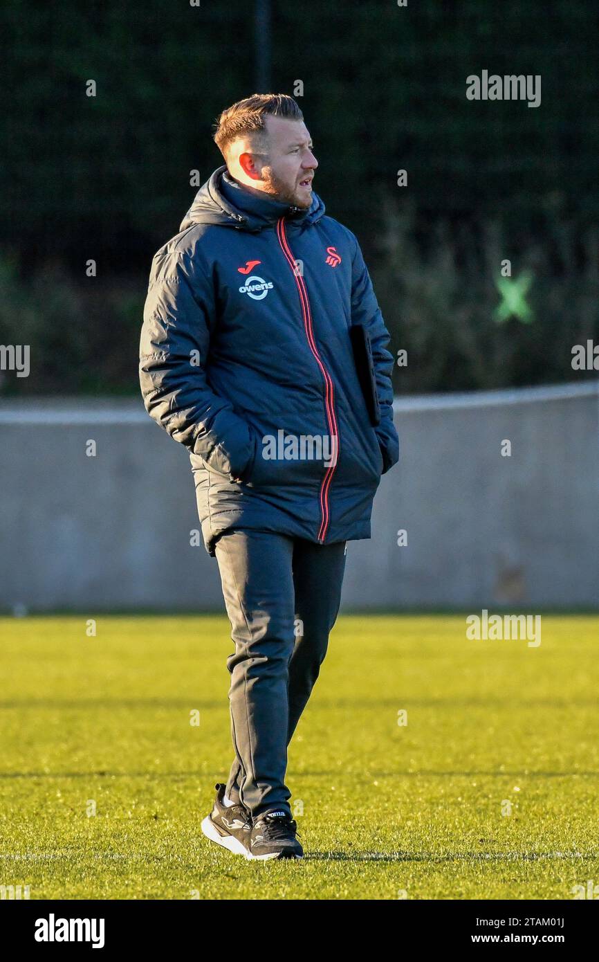 Swansea, Wales. 1. Dezember 2023. Paul Wavell Swansea City Head of Academy Goalkeeping in der Halbzeit während des U21 Professional Development League-Spiels zwischen Swansea City und Colchester United in der Swansea City Academy in Swansea, Wales, Großbritannien am 1. Dezember 2023. Quelle: Duncan Thomas/Majestic Media/Alamy Live News. Stockfoto