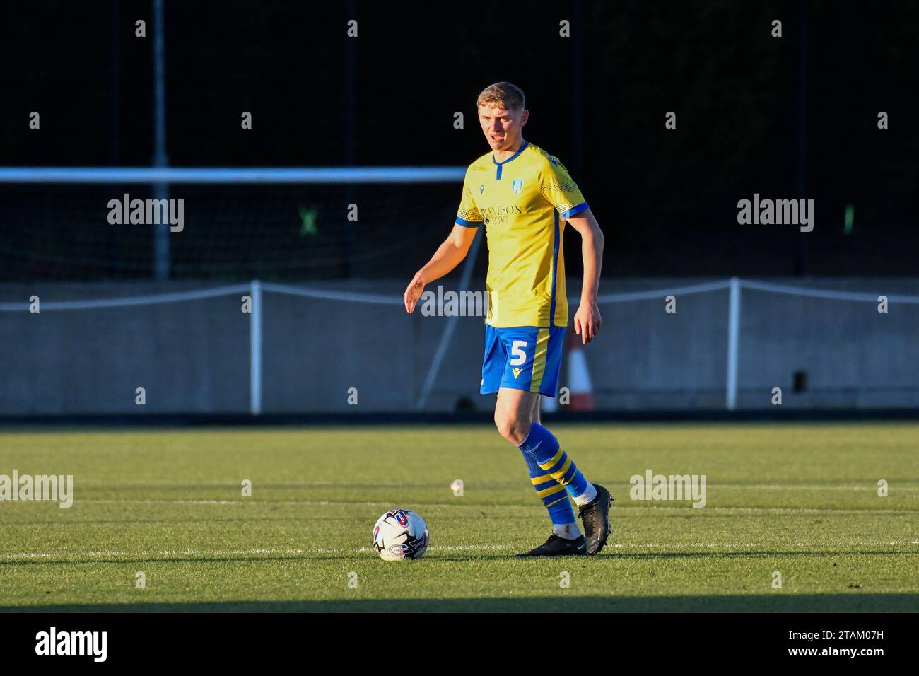 Swansea, Wales. 1. Dezember 2023. Ronny Nelson aus Colchester United am 1. Dezember 2023 in der Swansea City Academy in Swansea, Wales, Vereinigtes Königreich, spielte den Ball während des U21 Professional Development League-Spiels zwischen Swansea City und Colchester United. Quelle: Duncan Thomas/Majestic Media/Alamy Live News. Stockfoto