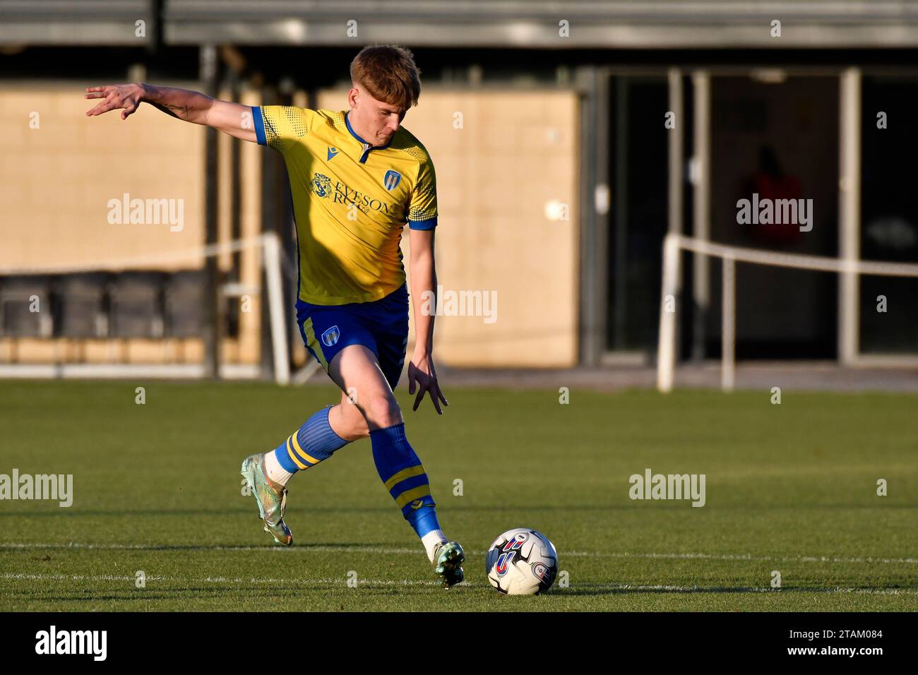 Swansea, Wales. 1. Dezember 2023. Jet Dyer von Colchester United überquert den Ball während des U21 Professional Development League-Spiels zwischen Swansea City und Colchester United am 1. Dezember 2023 an der Swansea City Academy in Swansea, Wales. Quelle: Duncan Thomas/Majestic Media/Alamy Live News. Stockfoto