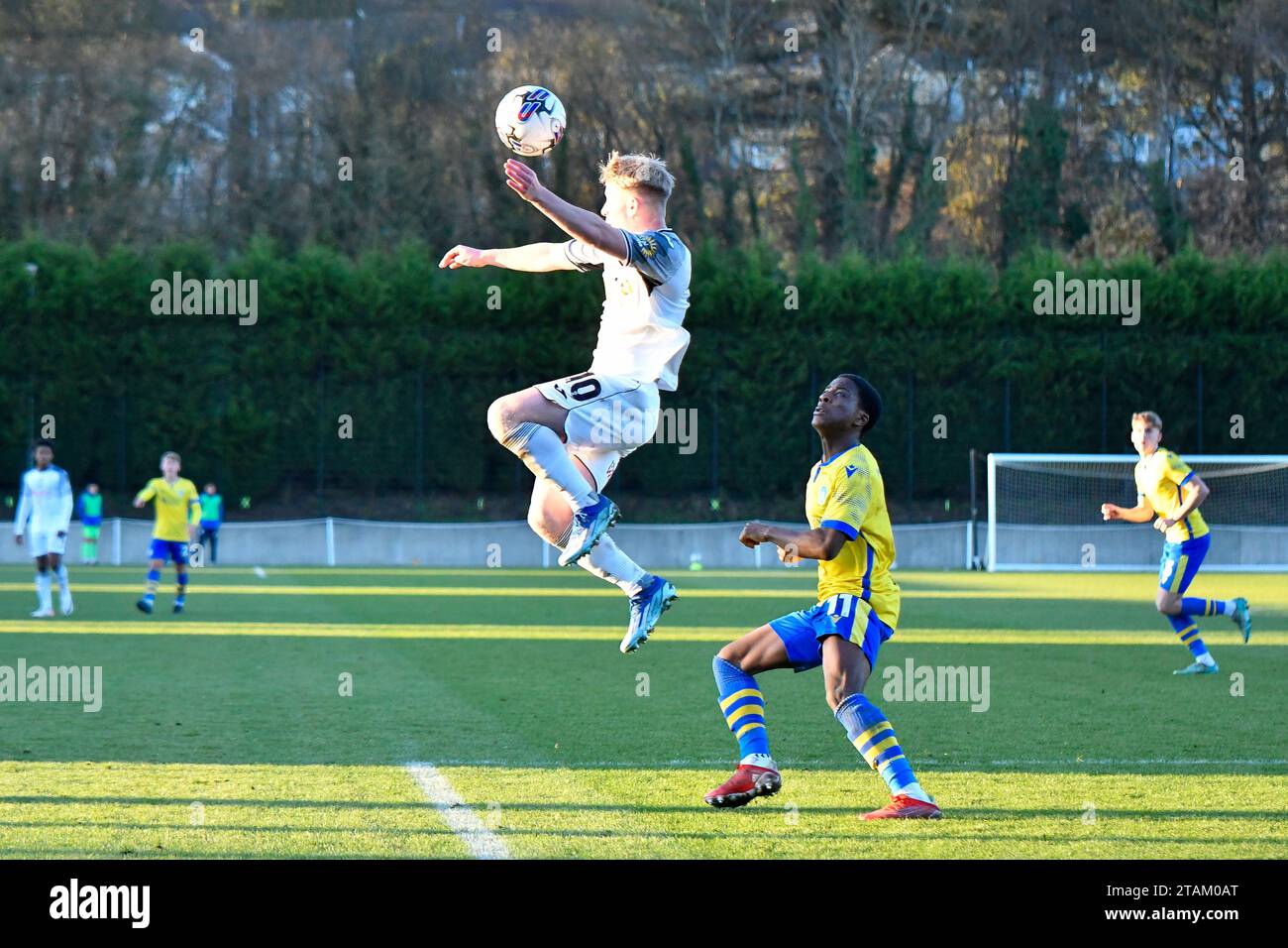 Swansea, Wales. 1. Dezember 2023. Dan Watts aus Swansea City springt und gewinnt einen Kopfball während des U21 Professional Development League-Spiels zwischen Swansea City und Colchester United in der Swansea City Academy in Swansea, Wales, Großbritannien am 1. Dezember 2023. Quelle: Duncan Thomas/Majestic Media/Alamy Live News. Stockfoto