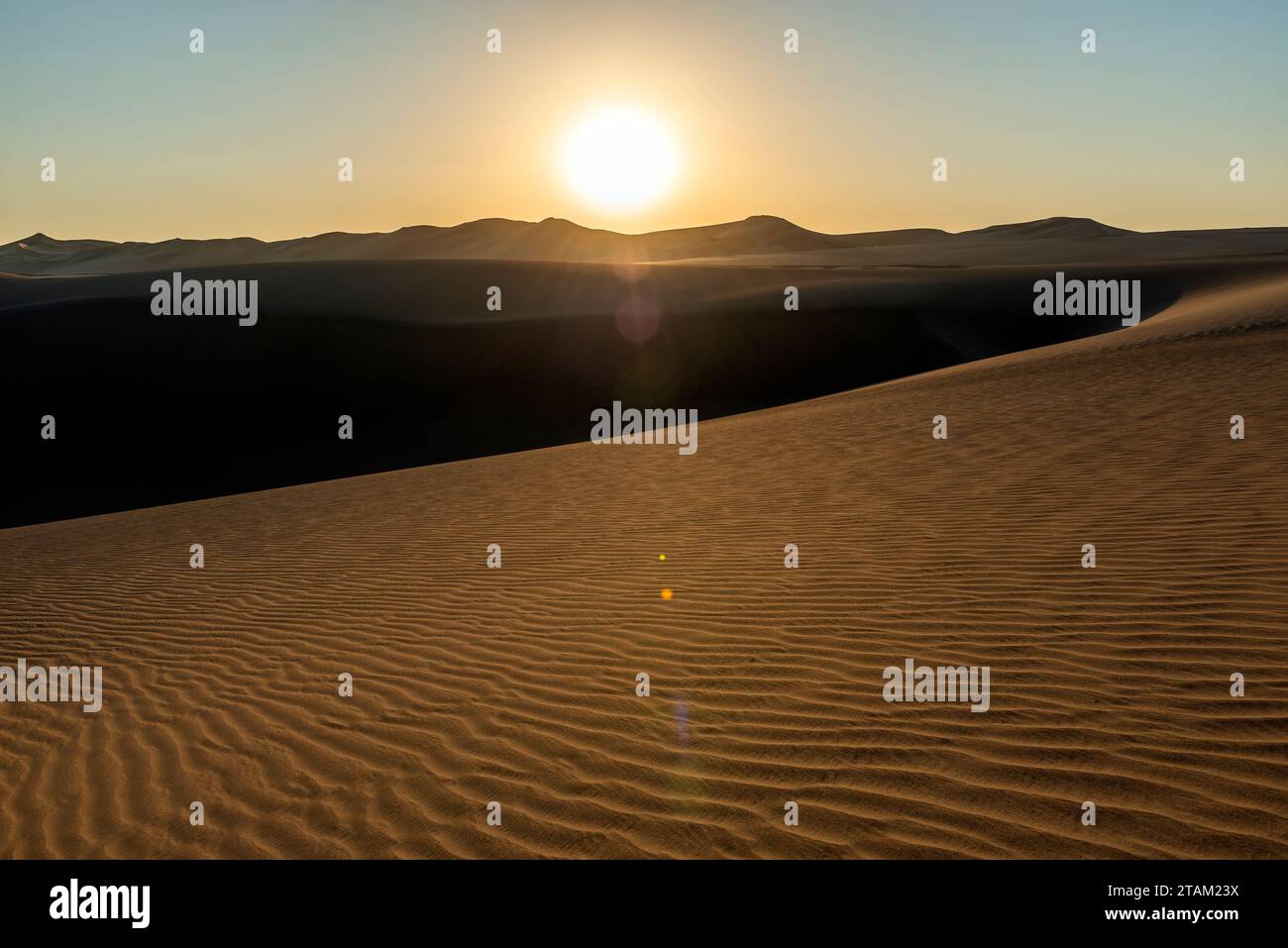 Nazca-Wüste bei Sonnenuntergang mit Linsenflackern zwischen Ica und Huacachina, Peru. Stockfoto