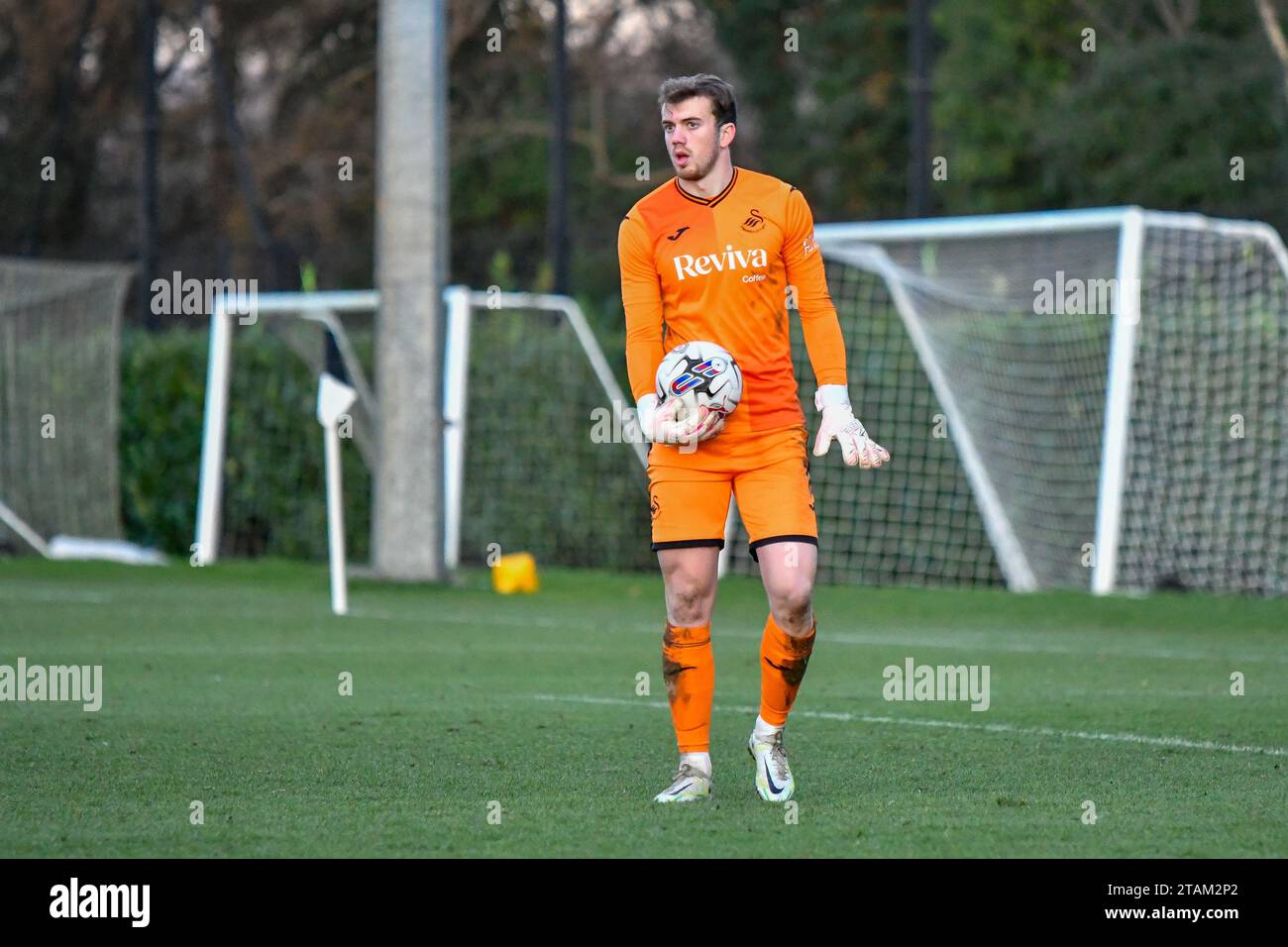 Swansea, Wales. 1. Dezember 2023. Torhüter Archie Matthews aus Swansea City hielt den Ball während des U21 Professional Development League-Spiels zwischen Swansea City und Colchester United in der Swansea City Academy in Swansea, Wales, Großbritannien am 1. Dezember 2023. Quelle: Duncan Thomas/Majestic Media/Alamy Live News. Stockfoto