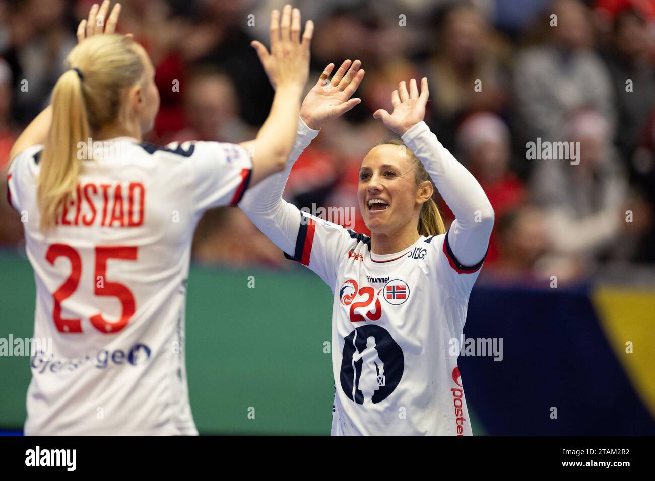 Stavanger, Norwegen. Dezember 2023. Stavanger, Norwegen, 1. Dezember 2023: Camilla Herrem (23 Norwegen) und Henny Ella Reistad (25 Norwegen) feiern nach einem Treffer während des IHF Womens World Championship Spiels zwischen Österreich und Norwegen in der DNB Arena in Stavanger, Norwegen (Ane Frosaker/SPP). /Alamy Live News Stockfoto