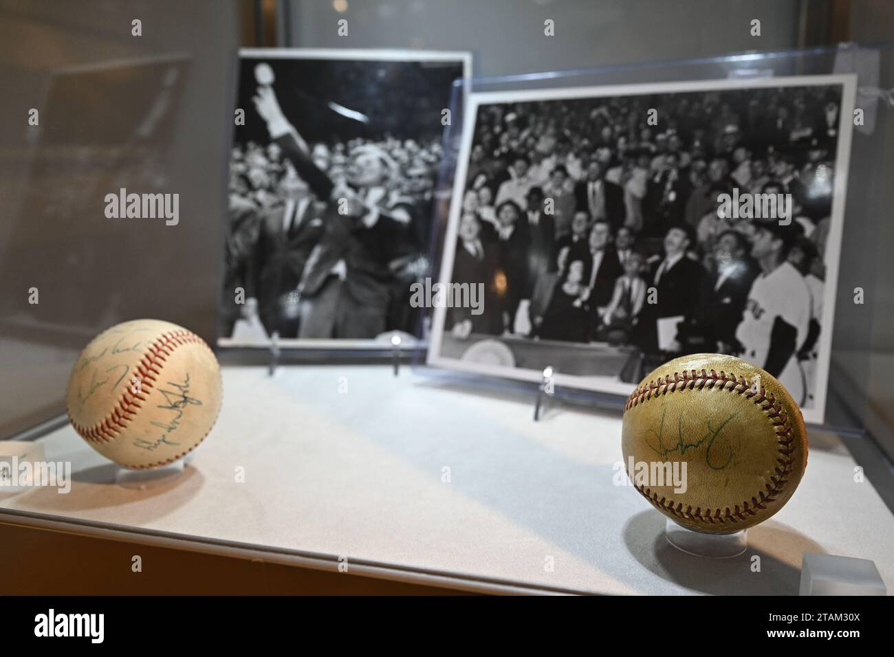 Ein „Präsident John F. Kennedy und Vizepräsident Lyndon B. Johnson signierten am 10. April 1961 zeremonielles First Pitch Baseball“ während „The G Stockfoto