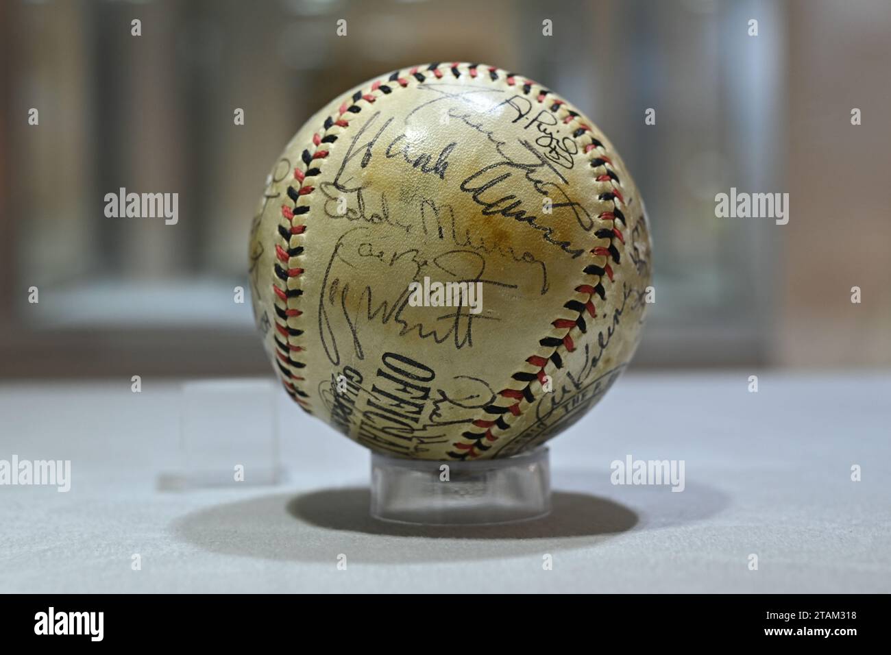 Ein historisch bedeutsames 3.000-Hit-Mitglied Autograph Baseball, das während der Auktion der Geddy Lee Collection bei Chris ausgestellt wurde Stockfoto