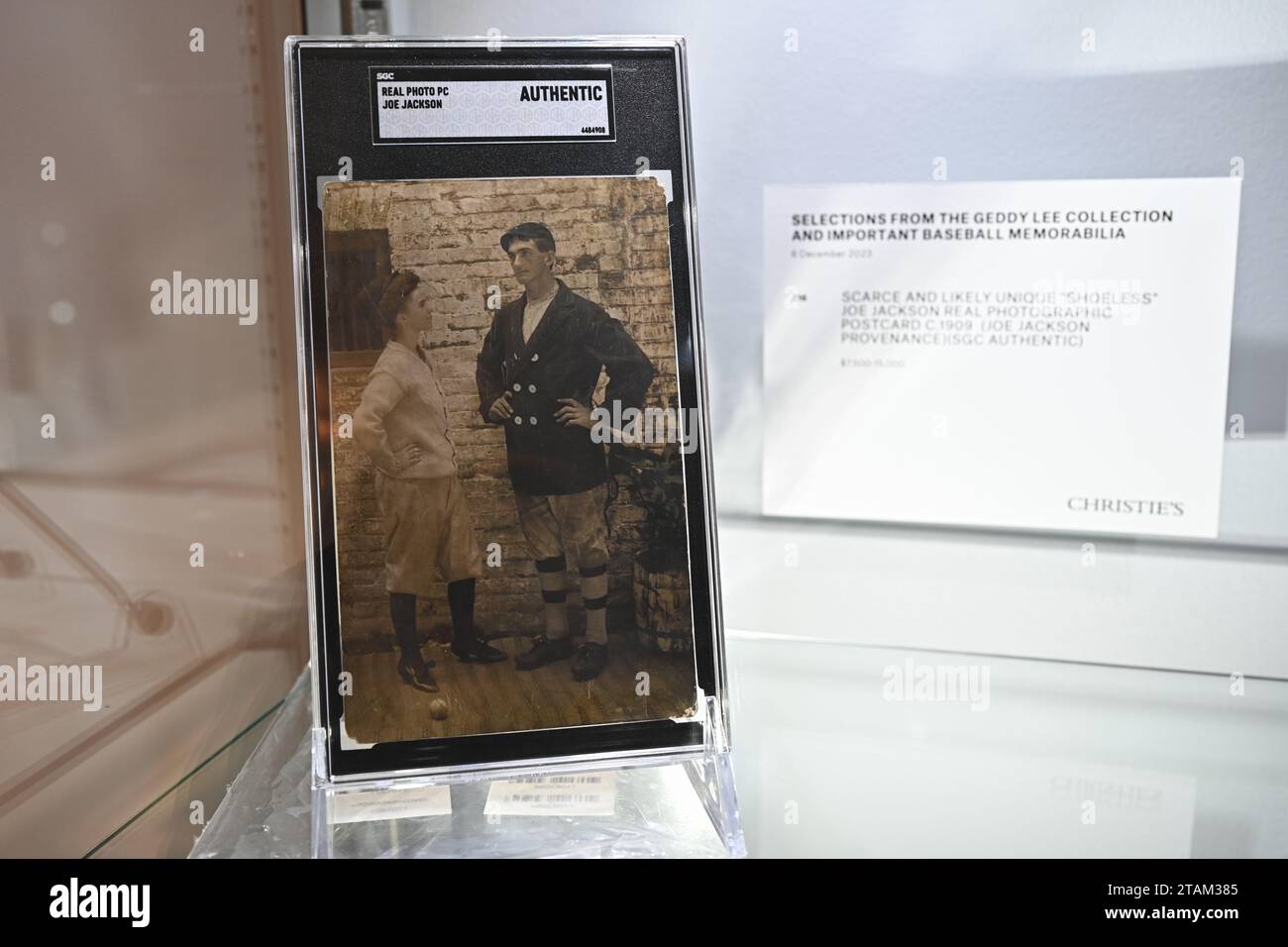 Eine fotografische Postkarte von Joe Jackson aus dem Jahr 1909, die während der Auktion der Geddy Lee Collection von Baseball-Erinnerungsstücken bei Christie's on Decce ausgestellt wurde Stockfoto