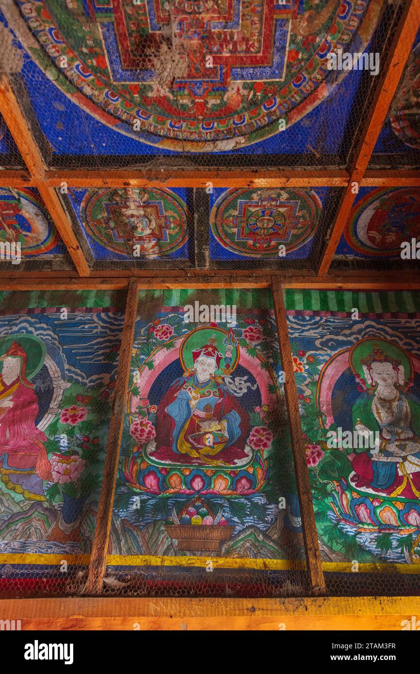 Tibetisch-buddhistisches Gemälde von Padmasambhava in einem Gässchen im Dorf KAGB eni - Mustang Disrict, Nepal Stockfoto