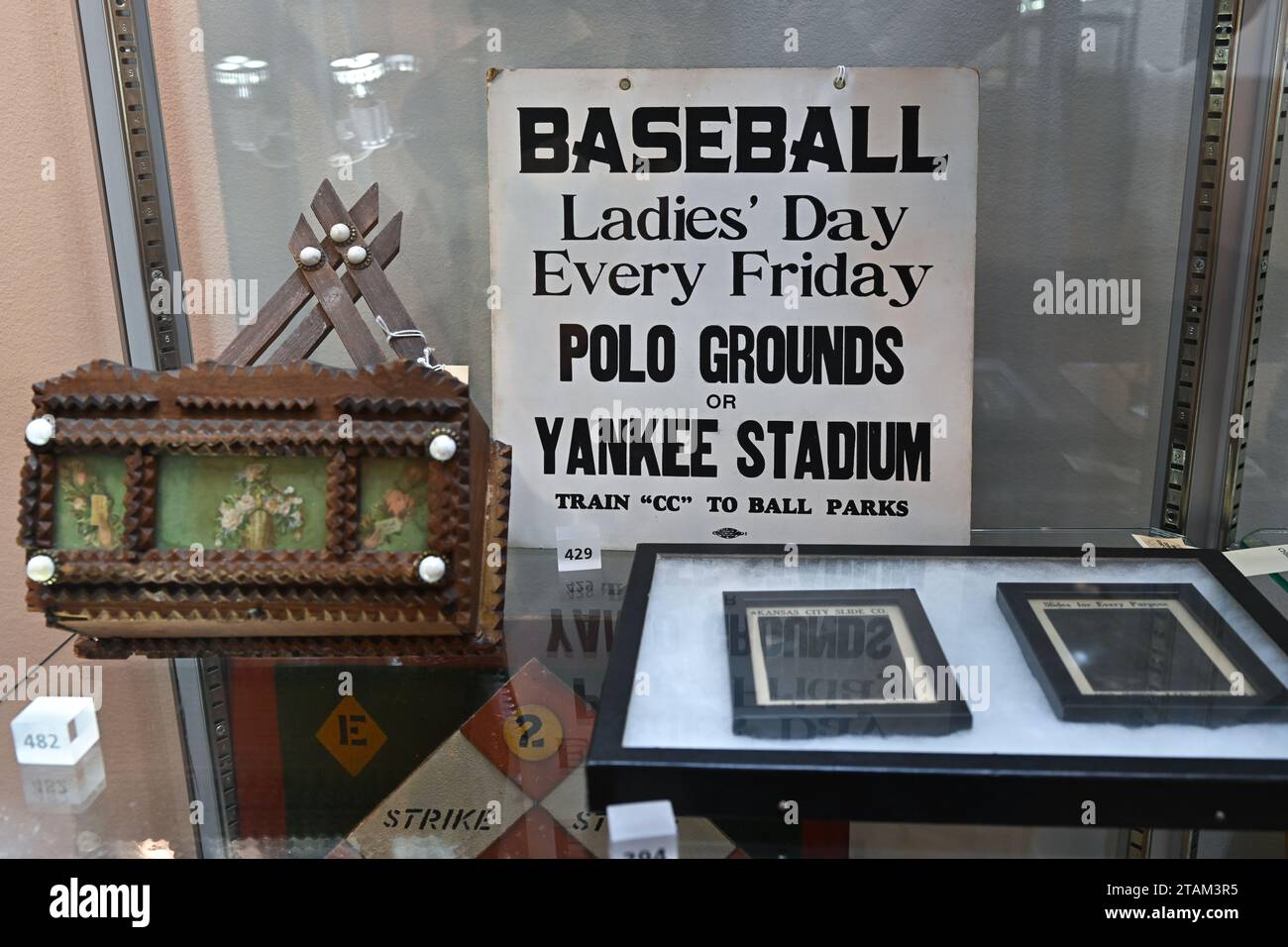 Auktion der Geddy Lee Collection von Baseball-Erinnerungsstücken bei Christie's am 1. Dezember 2023 in New York City. Stockfoto