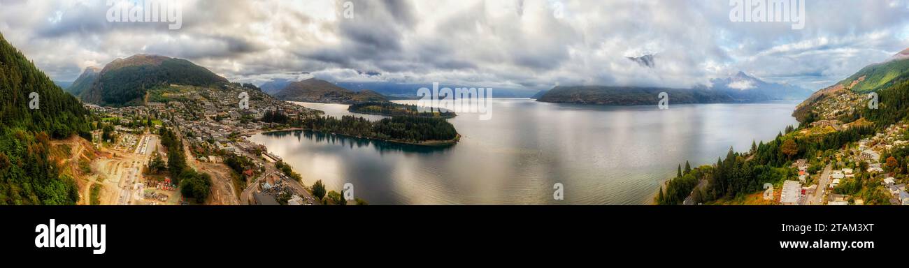 Lake Wakatipu Waterfront von Queenstown Downtown in Neuseeland - breites Luftpanorama. Stockfoto
