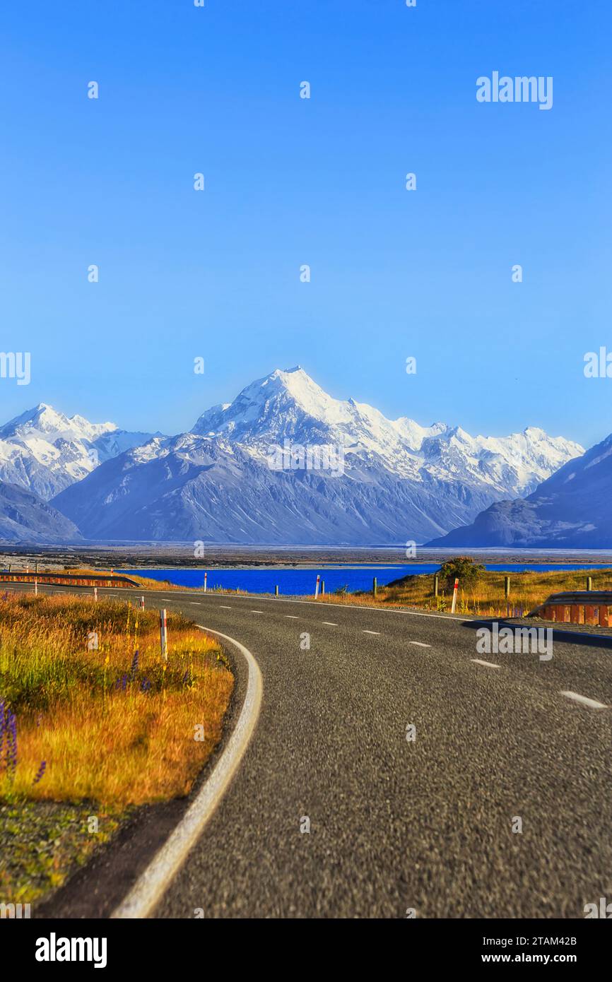 Lake Pukaki Highway 80 zum Mt Cook Nationalpark in Neuseeland - Fahrt zum Touristenziel. Stockfoto