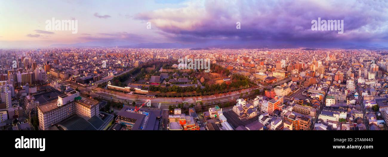 Panorama der Stadt aus der Vogelperspektive der modernen und alten Vororte von Kyoto in Japan bei Sonnenaufgang. Stockfoto