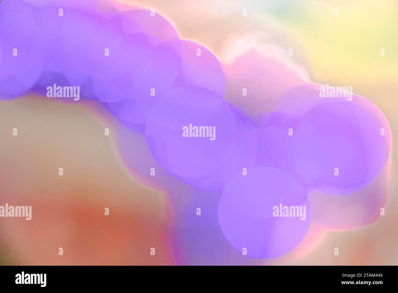 Abstrakte verschwommene bunte, glatte Pastellbokeh-Lichtkreise, glühender, entspannender magischer Hintergrund, Nahaufnahme Stockfoto