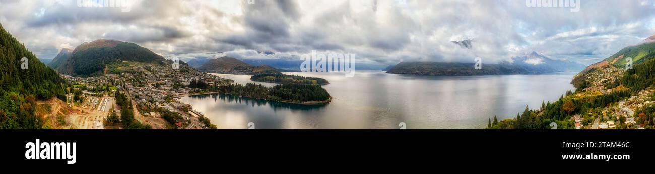 Schmales, weites Luftpanorama des Lake Wakatipu Ufers von Queenstown in der Innenstadt von Neuseeland. Stockfoto